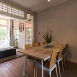 Mo\'S Place